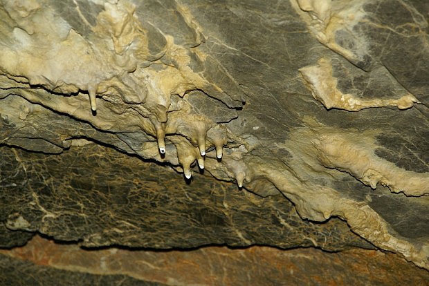 Dúpna diera - výzdoba stropu jeskyně