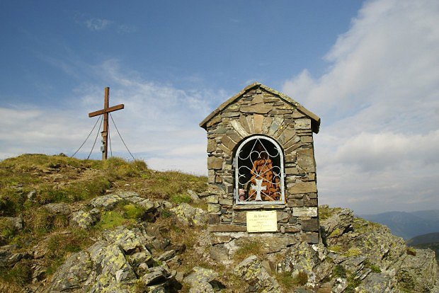 Strassburger Spitz (2404 m) - vrchol s kaplikou sv. Bernarda