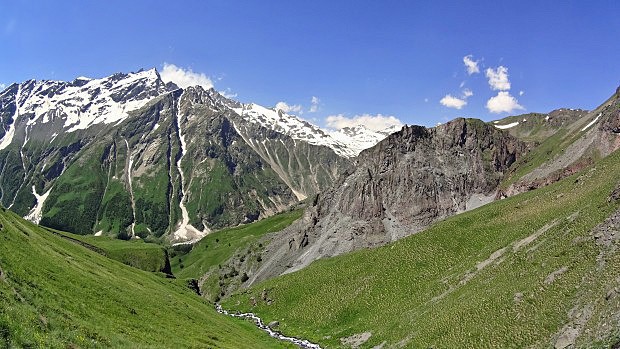 Pohled do horní části údolí Baksan s mohutným masivem hraničního hřebene a vrcholem Donguz Orunbaši
