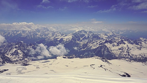 Pohled z jižního svahu Elbrusu na hlavní kavkazský hřeben