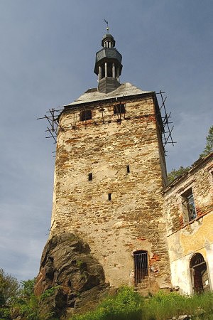 Hrad Hartenberg - gotická věž od vstupu do hradu