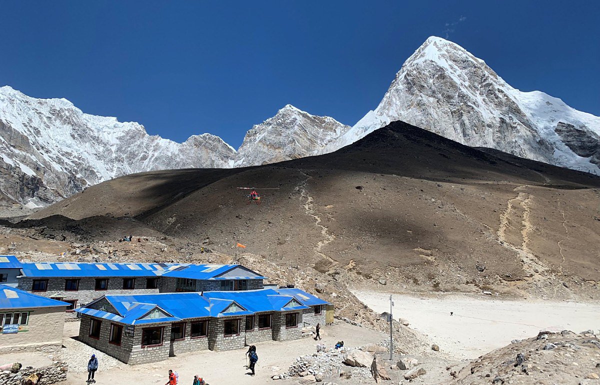 Gorakshep (5.164 m), v pozadí Kalapathar (5.648 m) a Pumori (7.138 m)