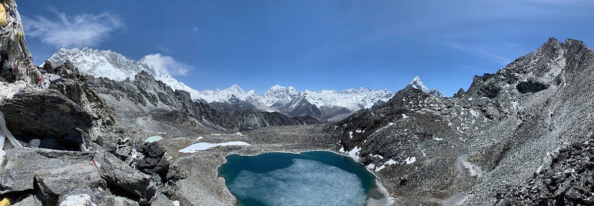 Pohled ze sedla Kongma La Pass (5.553 m), zleva: Nupce, Lhoce, Makalu, Baruntse a Ama Dablam