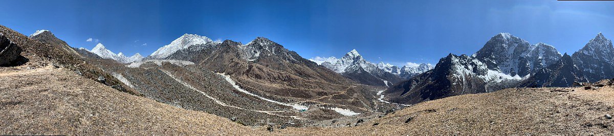 Panorama s ledovcem Khumbu, zleva: Lobuche East, Pumori, Nupce, Pokalde, Ama Dablam, Taboche