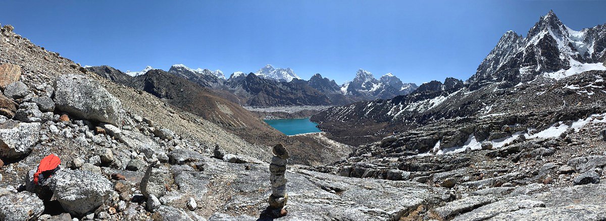 Pohled z výstupu k sedlu Renjo La Pass zpět na Gokyo Lake, uprostřed masiv Everestu a Lhoce
