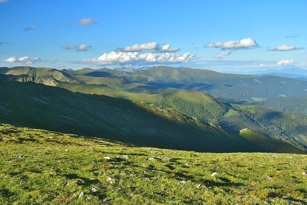 Hřbety a hřebeny Nízkých Taur ze Sandkogelu (2214 m)