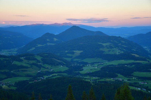 Výhled z parkoviště Schöneben (1705 m) na horskou skupine Seetaler Alpen chvíli po západu slunce