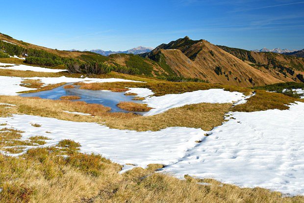 Široké a travnaté terasy pod horou Lämmertörtlkopf (2046 m) s prvním sněhem