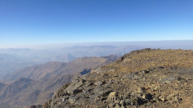 Náhorní plošina jižní strany vrcholu Halgurd s výhledy směrem k vesnici Choman