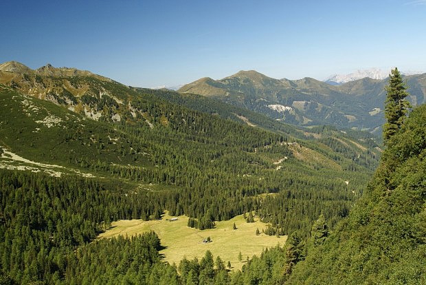 Seckauské Taury a pastvina Schönebenalm (1650 m) ze sedla Schöbentörl