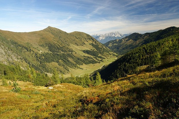 Údolí Sattental s vápencovou horou Grimming (2 351 m)