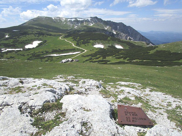 Vrcholové partie pohoří Schneeberg z Waxriegelu