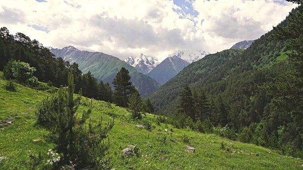 Pohled dolinou Irik na hlavní kavkazský hřeben