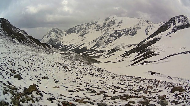 Sněhem pokrytá horní část doliny Subaši