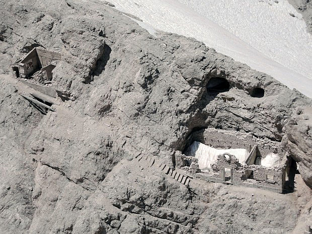Ruiny vojenskch objekt - ferrata vede po rozbitch schodech k devnmu mstku