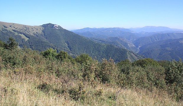 Majerova skála, Nízké Tatry a Chočské vrchy z Japeně