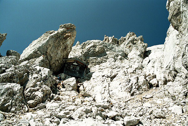 Bivakovací chatka pod vrcholem Ellmauer Halt