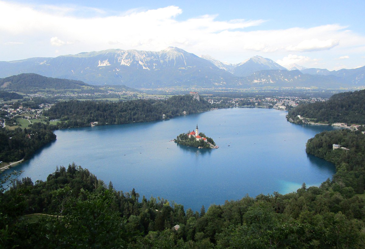 Jezero Bled a Karavanky z vyhlídky Mala Osojnica