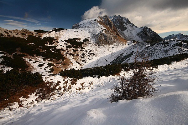 Pohled na hřeben s vrcholem Vrtača