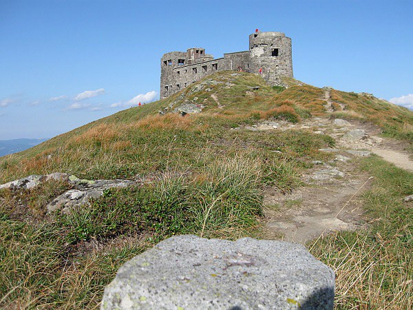 Ruiny někdejší astronomicko-meteorologické observatoře na Pop Ivanu