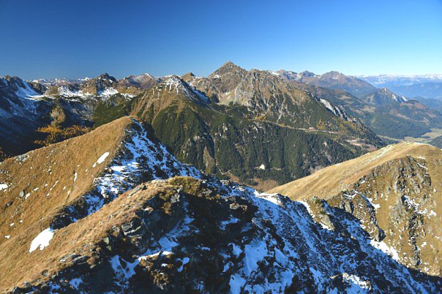 Pohled z vrcholu na Geierhaupt (2417 m) - nejvyšší vrchol Seckauer Alpen