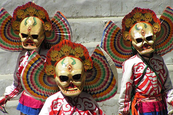 Pestrobarevné rituální masky