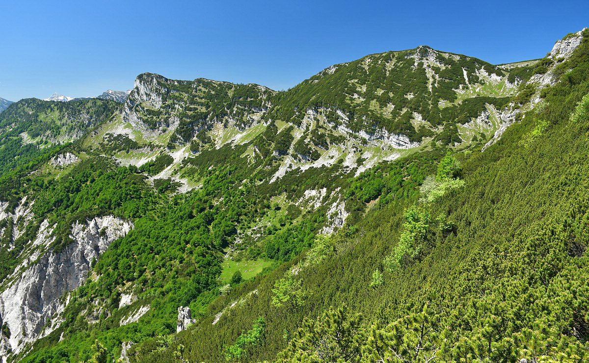 Horské pásmo Lattengebirge - uprostřed Karkopf (1739 m) a mírně vlevo Törlkopf (1 704 m)