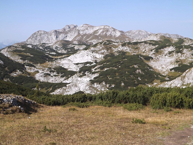 V pozadí se tyčí nezdolaný vrchol Ebenstein, který je i jeden z nejvyšších v pohoří