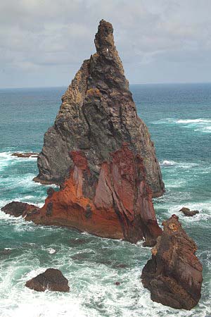 Bizarní skalní útvary na severním pobřeží