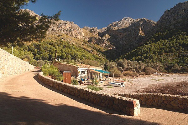 Pláž Cala Tuent a vrchol Puig Major vpravo nahoře