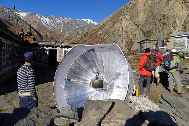 Ekologický ohřev vody pomocí paprsků slunce soustředěného do ohniska zrcadla