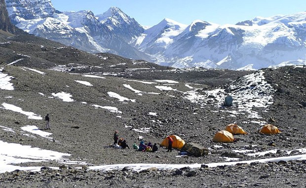 Horolezecký tábor výpravy na kopec Thorung peak (6 201 m) nad sedlem Thorong La