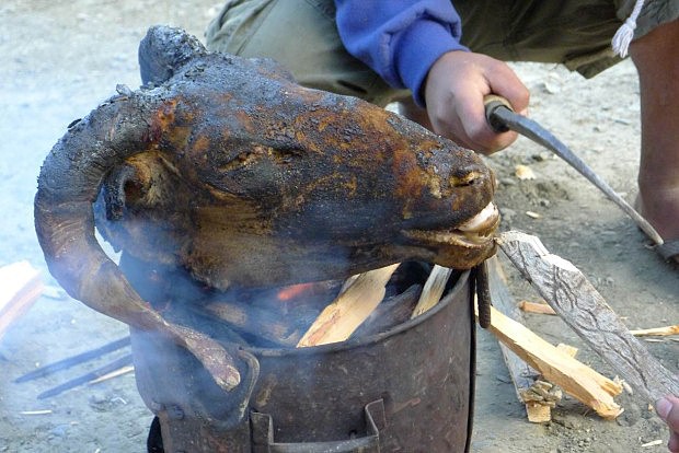 Opalování zvířecí hlavy - že by speciální suvenýr pro turisty ?