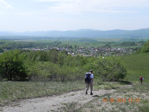 Obec Slaská - v pozadí hrebeň Vtáčnika