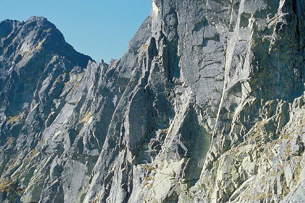 Cesta od vrcholu Maly Kozi Wierch, pohled do Kozího sedla 