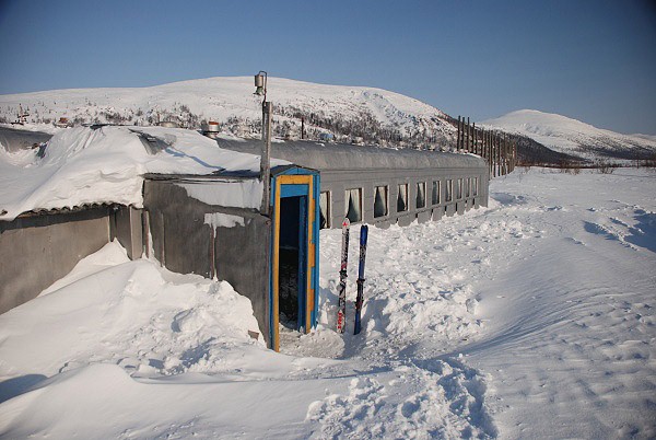 Sněhem zavátá ubytovna vorkutských lyžařů v Sobu