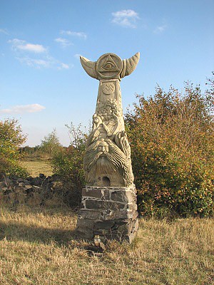 Pohanská socha na Úhošti