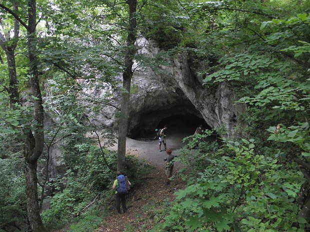 Jeskyně po cestě na Marhát