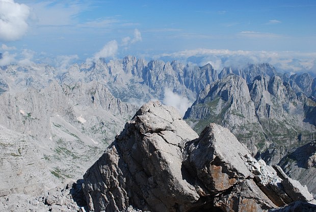 Pohled z vrcholu Maja e Jezercës na severozápad, uprostřed na obzoru skupina Karanfili a vpravo vepředu Maja e Bojës