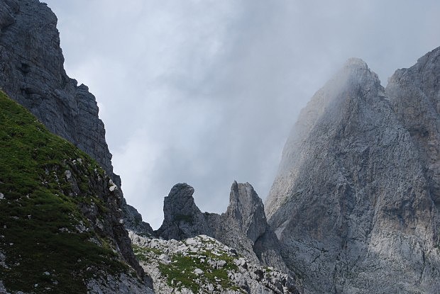 Bezejmenné sedlo západně od hlavního vrcholu Maja Malisores (2 490 m n. m.)