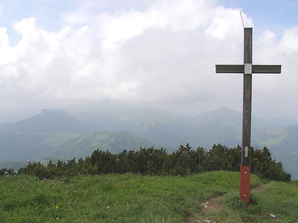 Vrcholový kříž, v oparu Čierny kameň, Ploská a Rakytov