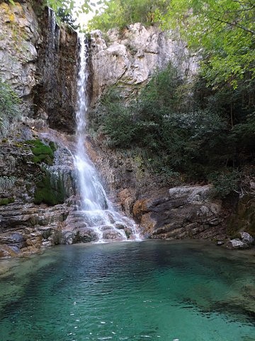 Vodopád Kokkinos Vrachos pod Olympem v soutěsce Orlias