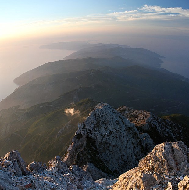 Večerní výhled z hory Athos na celý poloostrov