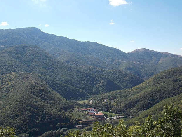 Krajina přírodního parku Pčinjske rijeke s dominujícím klášterem