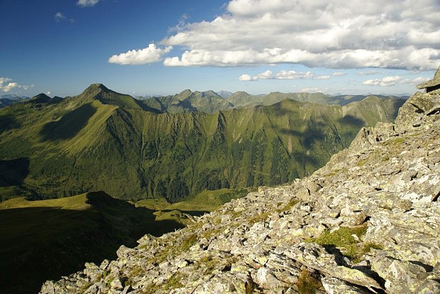 Pohled na  Wölzské Taury při sestupu z hory Greim (2 474 m)