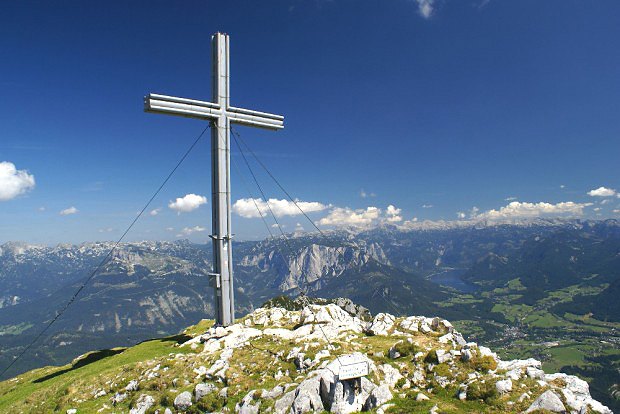 Na vrcholu Hoher Sarstein (1975 m) s pohom Totes Gebirge a jezerem Grundlsee (708 m)