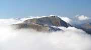 Z mlhy vystupujc  nejvy vrcholky Seckauskch Taur