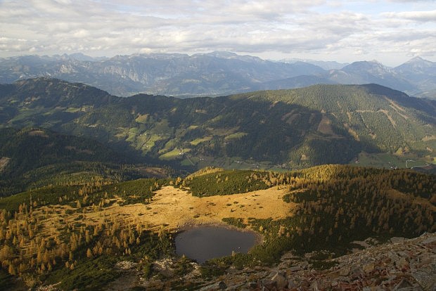 Jezero Steinkarsee z vrcholu Hochgrssen (2115 m)
