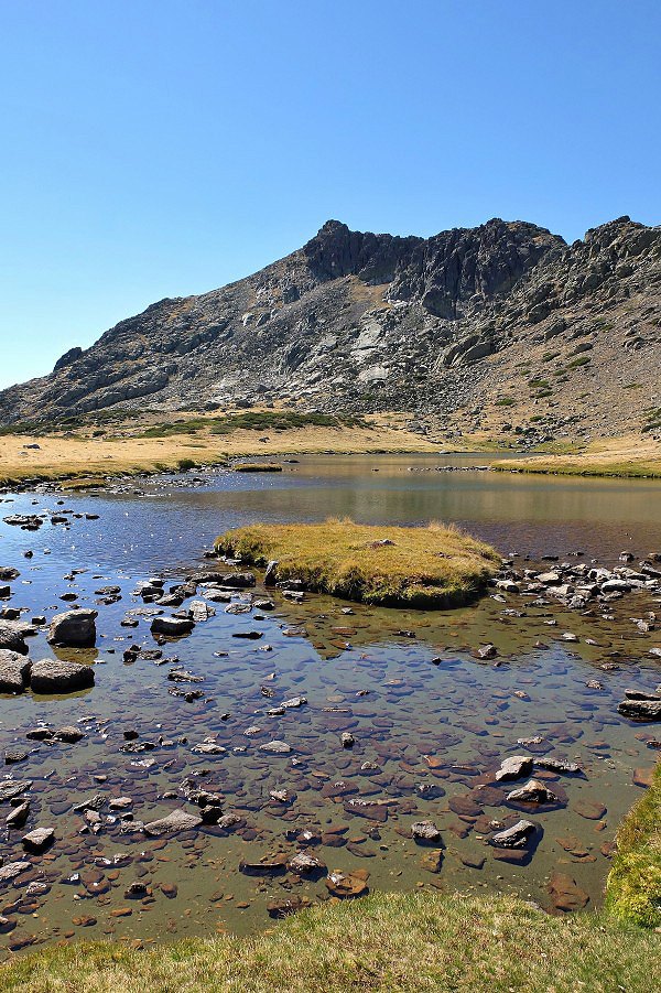 Jezero Laguna de los Pajáros pod nejvyšší skupinou Penalara