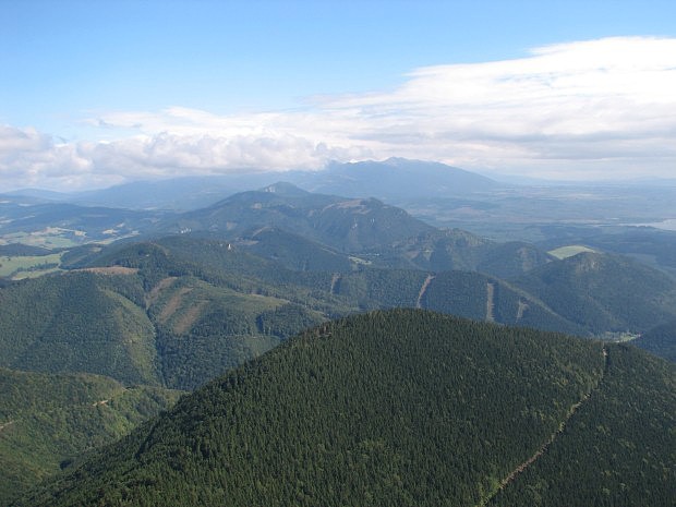 Chočské vrchy a z mraků se klubající Západní Tatry